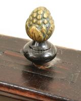 Historizáló, tulipánmotívumos, kis szekrény, 1850 körül, korának megfelelő állapotban, 52x21x62 cm /...