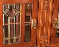 Szecessziós kér részes szekrény, réz veretekkel, üvegbetétekkel, faragott virág motívumokkal, a két ...