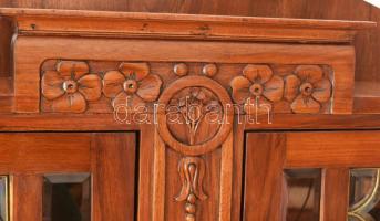 Szecessziós kér részes szekrény, réz veretekkel, üvegbetétekkel, faragott virág motívumokkal, a két ...