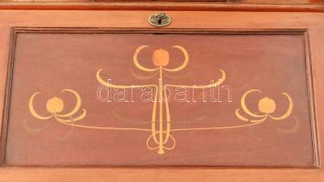 Szecessziós, kisméretű női íróasztal, szép állapotban, kulcsokkal, bőr része kissé sérült, kopott, 1...