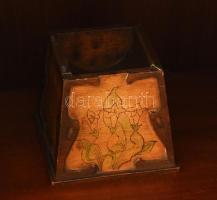 Szecessziós, kisméretű női íróasztal, szép állapotban, kulcsokkal, bőr része kissé sérült, kopott, 1...