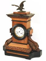 Sasos felesütős asztali óra, mechanikus, nincs kipróbálva, kis sérülésekkel, 1880 körül, m: 57 cm