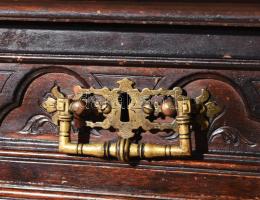 1880 körül, historizáló, kisszekrény, sérülésekkel, közepén csavaros balüszterrel, 80x38x120 cm / A ...