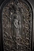 1850 körül, díszes öntöttvas, kályhatakaró, 66x38x95 cm / A tétel a Gödöllői Királyi Kastélyban teki...