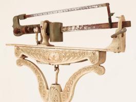 Antik mérleg, hibátlanul működik, korának megfelelő sérülésekkel, m: 65 cm

A tétel a Gödöllői Kir...