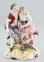 Német porcelán figura, szerelmesek, kopott, jelzett, m: 11,5 cm