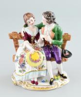 Német porcelán figura, padon ülők, kopott, kis sérülésekkel, jelzett, m: 14 cm