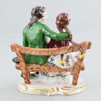 Német porcelán figura, padon ülők, kopott, kis sérülésekkel, jelzett, m: 14 cm