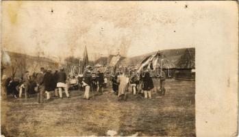 1917 Román paraszt temétes Volokán Csernyivci mellett / funeral of Romanian peasant near Chernivtsi, photo (lyukak / pinholes)