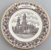 Decobex jelszett dísztányér, falraaksztható, tányértartóban, Szombathely Zsinagóga, jelzett, matricás porcelán, 18 karátos aranyszegély díszítéssel kopásnyomokkal, d: 20 cm