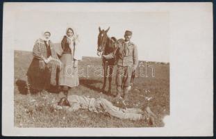 1917 Orosz katona holtteste Galíciában visszavonulásuk után (1917. augusztus), fotó, 9×13,5 cm