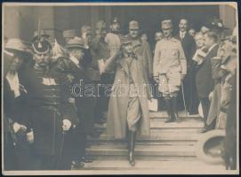 1943 Habsburg-Lotaringiai József Ferenc főherceg (1895-1957) távozóban az akadémiáról, hátoldalon feliratozott fotó Jelfy Gyula műterméből, pecséttel jelzett, sarkán törésnyom, 13×17,5 cm