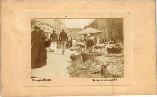 1913 Budapest I. Várbeli heti vásár, piac árusokkal. photo