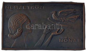 DN Nemzetközi Nőnap bronz lemezplakett (96x56mm) T:XF hullámos lemez