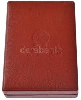 ~1950. "Kiváló műszaki dolgozó" Rákosi-címeres zománcozott kitüntetés, miniatűrrel, dombor...