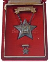~1950. Kiváló Dolgozó Rákosi-címeres zománcozott kitüntetés, eredeti Rákosi-címeres tokban, miniatűrrel T:XF