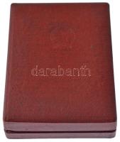 ~1950. "Kiváló Dolgozó" Rákosi-címeres zománcozott kitüntetés, eredeti Rákosi-címeres tokb...