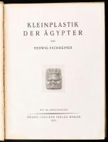 Fechheimer, Hedwig: Kleinplastik der Ägypter. Die Kunst des Ostens Band III. Berlin, 1921, Bruno Cassirer. Fekete-fehér fotókkal gazdagon illusztrálva. Német nyelven. Kiadói félvászon-kötés, foltos, kissé sérült borítóval, kisebb lapszéli foltokkal, sérülésekkel.