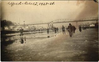 1927-28 Budapest IV. Újpest, telelő kikötő télen, gőzhajók, vasúti híd. photo