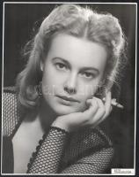 1942 Cigarettázó színésznő portréja, fotó, Foto Heidelberg Klára, 30x23 cm