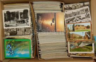 3-4 ezer modern városképes lap magyar és külföldi / 3-4000 modern town-view postcards from all around the world