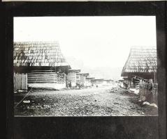 cca 1900-1920 Vidéki városok, tájképek, cukorgyár, népviselet; 7 db üvegdia, Uránia Szemléltető Taneszközök Gyára, eredeti kartondobozban, 8,5x8,5 cm