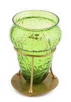 Zöld üveg váza, réz tartóban, kis horpadással, m: 19 cm
