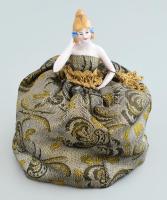 Régi kis teababa, porcelán, textil ruhával. m: 14 cm