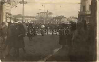 Léva, Levice; Kossuth tér, háttérben az Állami tanítóképző, piac / square, market, teachers training institute in the background. photo (fl)