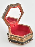Keleti mintás ékszeres fa dobozka, kulcs nélkül. Tükörrel d: 14 cm