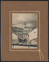 cca 1910 Körmöcbánya (Kremnica, Felvidék) Pipagyár, háttérben a Szent Katalin vártemplom 8x11 cm-es fekete-fehér fotó paszpartuban. Karton 14x17 cm