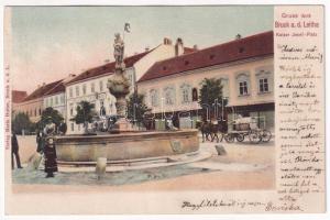 1905 Lajtabruck, Bruck an der Leitha; Kaiser Josef-Platz / József császár tér, szökőkút, Takarékpénztár, Városháza, üzlet. Marie Huber kiadása / square, fountain, savings bank, town hall, shop (fl)