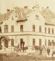 cca 1900 Brád. (Brad, Erdély) Vasútállomás nagy méretű fotó kartonon. Zselatinos ezüst nagyítás 38x2...