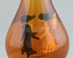 Tokaji szamorodni díszüveges bor, belül fújt üveg figurákkal: esküvői pár. Bontatlan palack