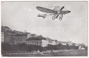 Budapest I. Bleriot repülőgépe a Vérmező és Váralja felett, montázs. Löbl D. és fia kiadása (Rb)