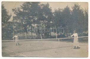 Totesd, Totesti (Huynad, Hunedoara); Teniszpálya a kastély kertben, Puy Leona és Gabriella hölgyek teniszeznek. Adler fényirda, Szászváros / tennis court in the castle garden, Puy sisters. sport photo (EB)