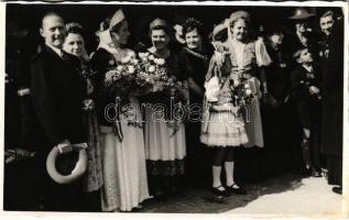 1940 Nagyvárad, Oradea; bevonulás, honleányok / entry of the Hungarian troops, compatriot women. Boros Péter photo (ragasztónyom / glue mark)