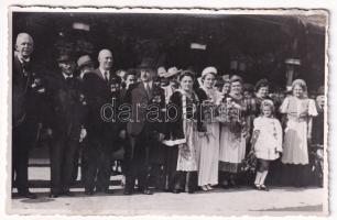 1940 Nagyvárad, Oradea; bevonulás, Soós István polgármester honleányok körében a vasútállomáson / entry of the Hungarian troops, mayor with compatriot women at the railway station. Boros Péter photo (ragasztónyom / glue mark)