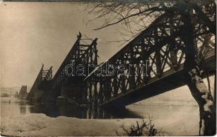 Zimony, Semlin, Zemun; Felrobbantott vasúti híd télen. Dr. Réti amat. felvétele / blown up railway bridge in winter. photo