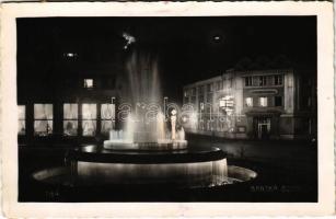 1940 Besztercebánya, Banská Bystrica; Besztercebánya, Banská Bystrica; Ifjúsági Keresztény Egyesület háza és szökőkút este / YMCA building and fountain at night