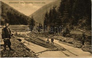 1913 Kőrösmező, Körösmező, Jaszinya, Jasina, Yasinia (Máramaros); Gátvíz érkezésekor a tutajosok imája. Benkő Miklós kiadása / dam, rafters (vágott / cut)