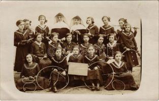 1915 Gara, lányok csoportképe apácákkal. photo (EK)