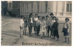 1918 Bucharest, Bukarest, Bucuresti, Bucuresci; Zeitungsjungen / newspaper boys. Max Steckel photo