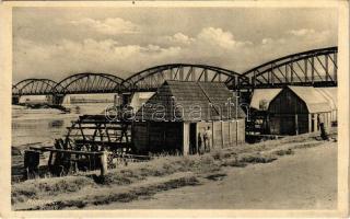 Galgóc, Frasták, Hlohovec; Vág folyó és úszó vízi hajómalmok, hajómalom, vasúti híd. Rudolf Vacek kiadása / Váh river and floating boat (ship) mills, railway bridge (EK)