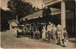 1912 Pöstyén-fürdő, Kúpele Piestany; fürdőkocsik várnak a fürdőzőkre. Bernás L. kiadása / Badewagen, Infanteristen / spa carriages waiting for the guests (kopott sarkak / worn corners)