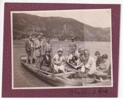1929 Ada Kaleh, érkező vendégek csónakokon. Lapra ragasztott fotó / guests arriving by boats. Photo glued on card (non PC)