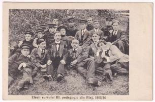 Balázsfalva, Blasendorf, Blaj; Elevii cursului III. pedagogic din Blaj 1913/14. / A tanáriskola hallgatói. Fotogr. V. Fodor / students of the teachers' school (ázott sarok / wet corner)