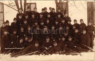 Arad, Román katonák csoportképe télen / Romanian military, group of soldiers in winter. Curticean fotograf photo (EK)