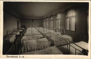 Mundra, Mandra; Dormitorul 5-6 / bentlakásos iskola, hálószoba belső / boarding school, dormitory, interior. photo (fa)