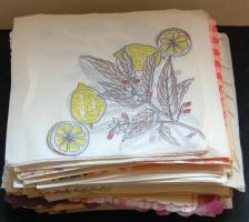 ~1950 150 darabból álló díszes szalvétagyűjtemény közte "Sztálinváros" szalvétával